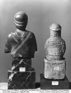 Femme au châle, femme tenant un aryballos, vue de dos, néo-sumérienne, de Telloh, ancienne Girsu, vers 2150 av. J.-C.